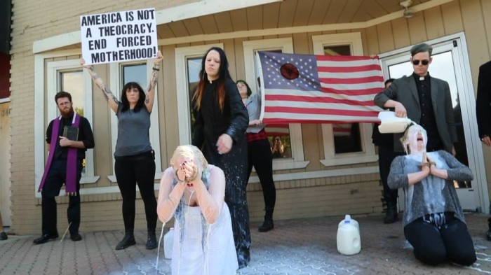 iglesia satanista protesta en clinica abortista leche 3